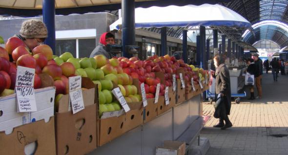 На «Комаровке» продают фальшивые «белорусские» яблоки