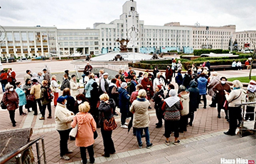 На площади Независимости в Минске начался протест пенсионеров