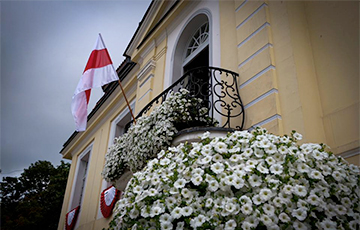 Мэр Белостока вывесил бело-красно-белый флаг на здании городской администрации