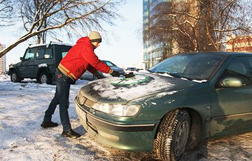 «Денег не надо!»: Как волонтеры помогают в мороз завести машины