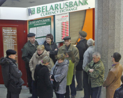 В Минске массово меняют рубли на валюту
