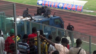 Футболисты из Ганы спасались от фанатов на броневике
