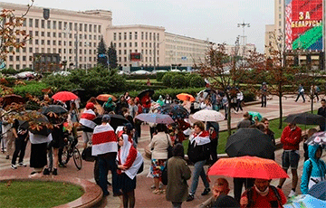 Белорусы собираются на площади Независимости