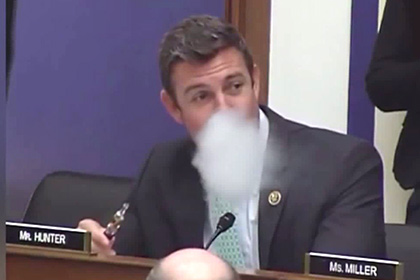 Американский конгрессмен закурил при обсуждении запрета на электронные сигареты