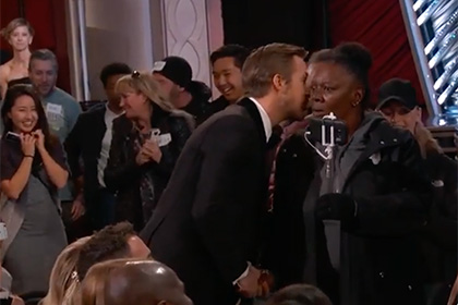 Поцеловавший чернокожую туристку на «Оскаре» Райан Гослинг стал мемом
