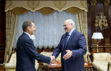 Политолог: Нарышкин передал Лукашенко почти что «черную метку» от Путина