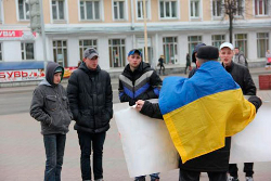 Барановичский суд отказался вернуть активисту флаг Украины