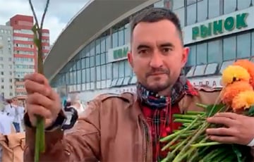 Видеофакт: Степан Латыпов раздает цветы протестующим девушкам