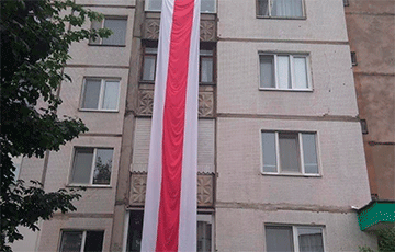 В Бобруйске развернули огромный бело-красно-белый флаг