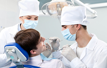Стоматолог из Гродно получил срок за «благодарности» от пациентов