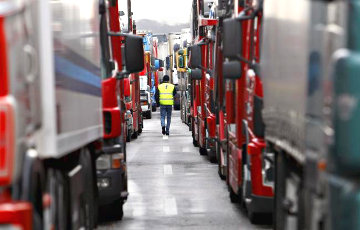 На границе Беларуси с ЕС стоят более 400 грузовиков и 265 легковушек