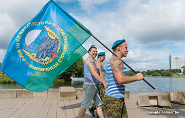 В Минске каратели в черном напали на машину с флагом ВДВ