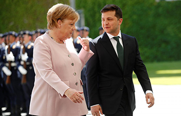 Меркель - Зеленскому: Санкции сохранятся, пока Россия не вернет Крым