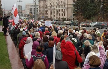 Марш пенсионеров на Октябрьской площади скандирует: «Лукашенко в автозак!»