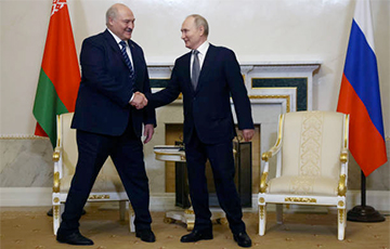 «Лукашенко придется стоять на коленях перед Путиным»