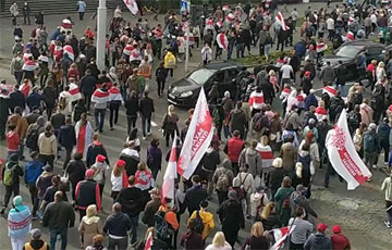 Тысячи и тысячи протестующих на минской Немиге