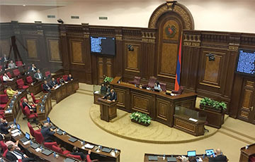 Никол Пашинян выступил перед парламентом Армении