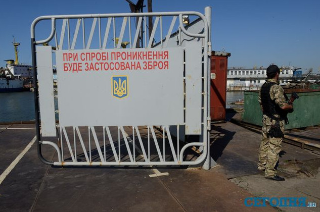 Фотофакт: Моряки из Керчи прикрывают украинских военных в Донбассе