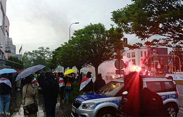 Белорусы массово вышли на акцию возле посольства в Варшаве
