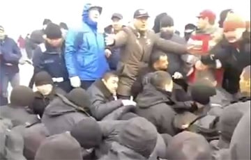 Видеофакт: Повстанцы захватили казахстанских полицейских