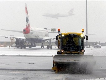 Снегопады нарушили воздушное сообщение в Европе