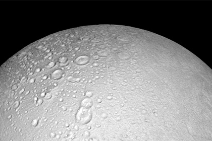 Станция Cassini нашла на спутнике Сатурна снеговика