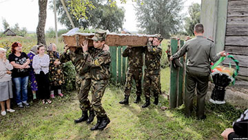 Мать погибшего в Слониме солдата: Командиры, я доверила вам сына. Почему не уберегли его?!