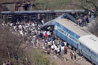 В результате крушения поезда в Индии погибли 19 человек