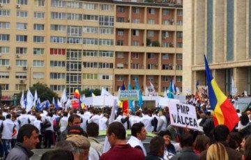В Бухаресте больше тысячи человек перекрыли площадь в знак протеста