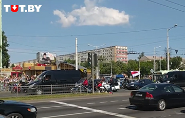 Видеофакт: Катафалк с телом Александра Тарайковского проехал через «Пушкинскую»