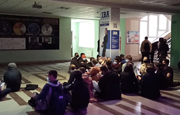 Студенты БГУИР проводят «сидячую забастовку» прямо в учебном корпусе