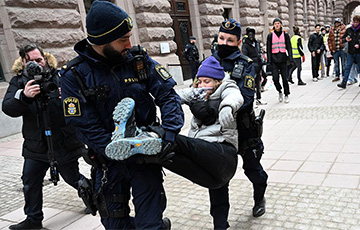 Грета Тунберг блокировала вход в шведский парламент