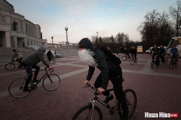 200 велосипедистов проехали колонной по Минску