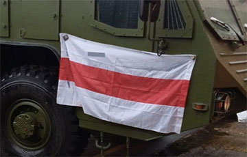 В Минске появилась бронетехника под бело-красно-белыми флагами