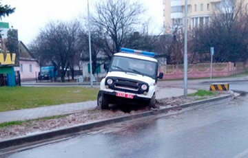 Фотофакт: Милицейский УАЗ застрял в грязи в центре Пинска