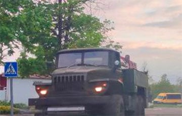 В беларусской Зябровке возле границы с Украиной заметили много военной техники и солдат