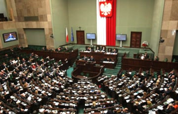 Сенат Польши принял закон об упрощенной легализации беларусов и помощи бежавшим от войны украинцам