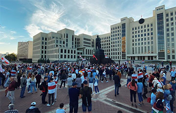 На площади Независимости уже более тысячи человек