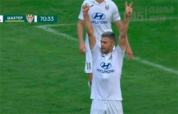 Футболист «Ислочи» после забитого гола показал знак victory и поднятый вверх кулак