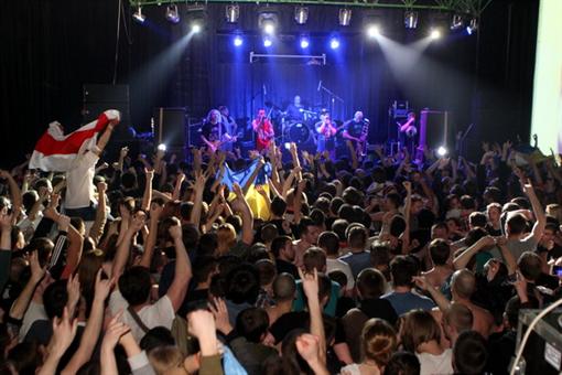 Две тысячи человек в Харькове пели гимн Украины с «Ляписами» и Скрипкой