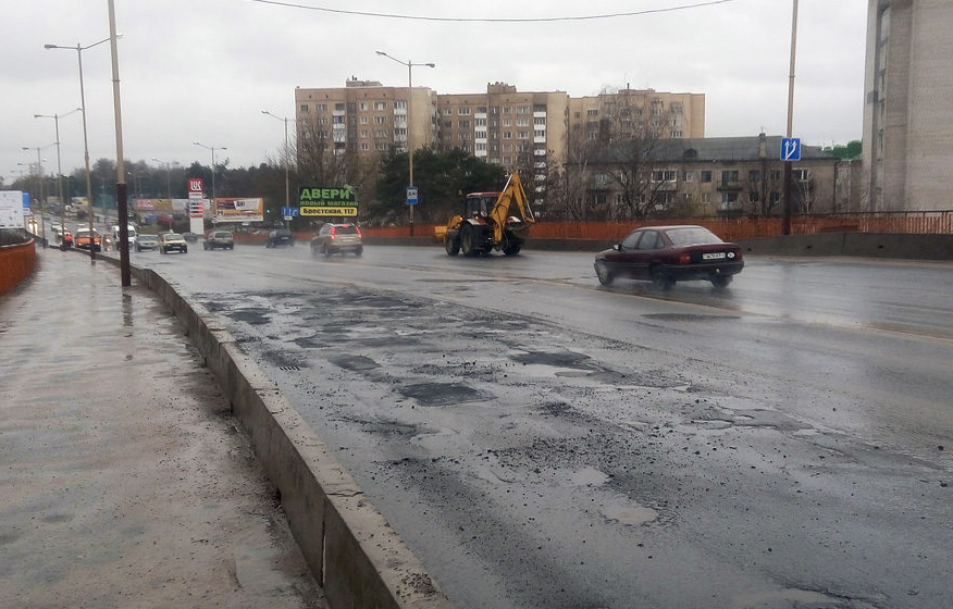 В Барановичах в дождь ремонтируют дороги