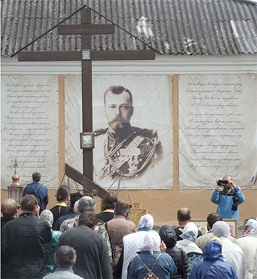 Белорусским паломникам в Пскове предложили «присоединиться» к Николаю II