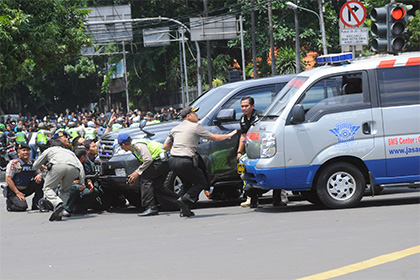 Бронетехника прибыла к месту терактов в Джакарте