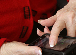 В Гродно пенсионерка украла смартфон, но не смогла по нему позвонить