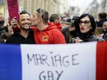 Десятки тысяч французов вышли на акции в поддержку однополых браков