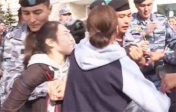 Шокирующее видео: В Нур-Султане полиция задержала девочку-подростка, которая шла в магазин