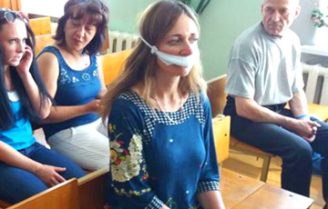 Гомельская журналистка в знак протеста пришла в суд с завязанным ртом