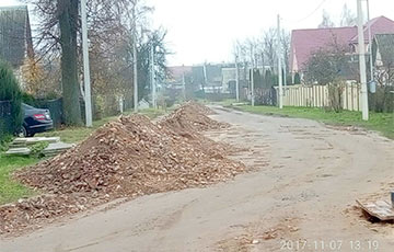 Фотофакт: Могилевские дороги «ремонтируют» битый кирпичом и стеклом
