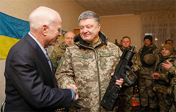 Порошенко прибыл в зону конфликта в Донбассе с американскими сенаторами