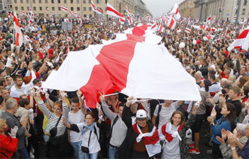 Откуда взялись огромные бело-красно-белые флаги на воскресных шествиях?